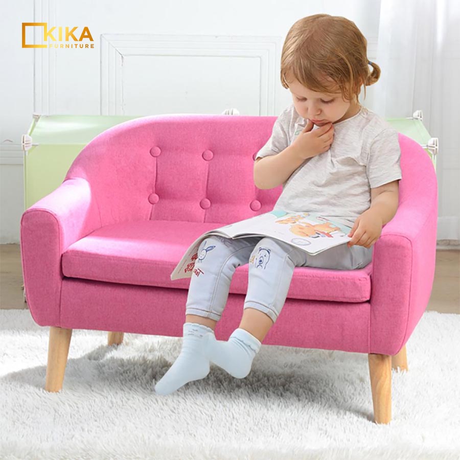 ghế sofa băng màu hồng rộng ngồi được nhiều bé