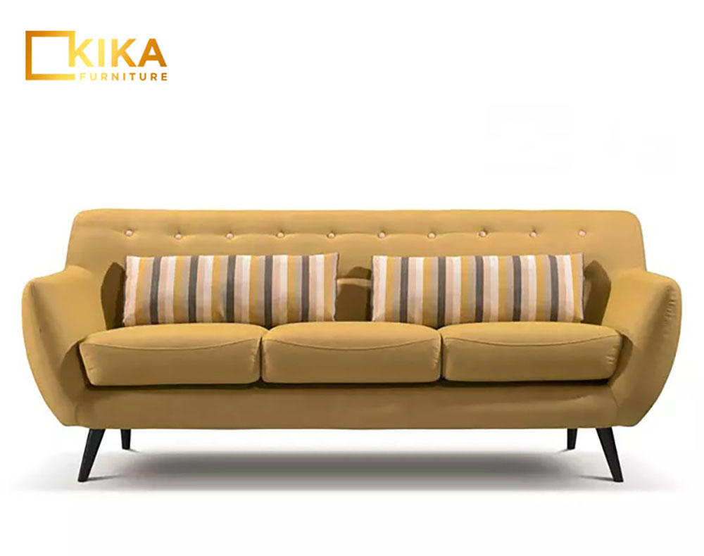ghế sofa màu vàng trầm bọc nỉ kết hợp với gối họa tiết kẻ sọc