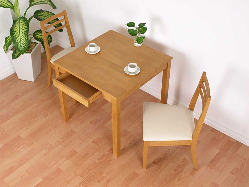 bàn ăn 2 ghế làm bằng gỗ tự nhiên với thiết kế đơn giản, trẻ trung