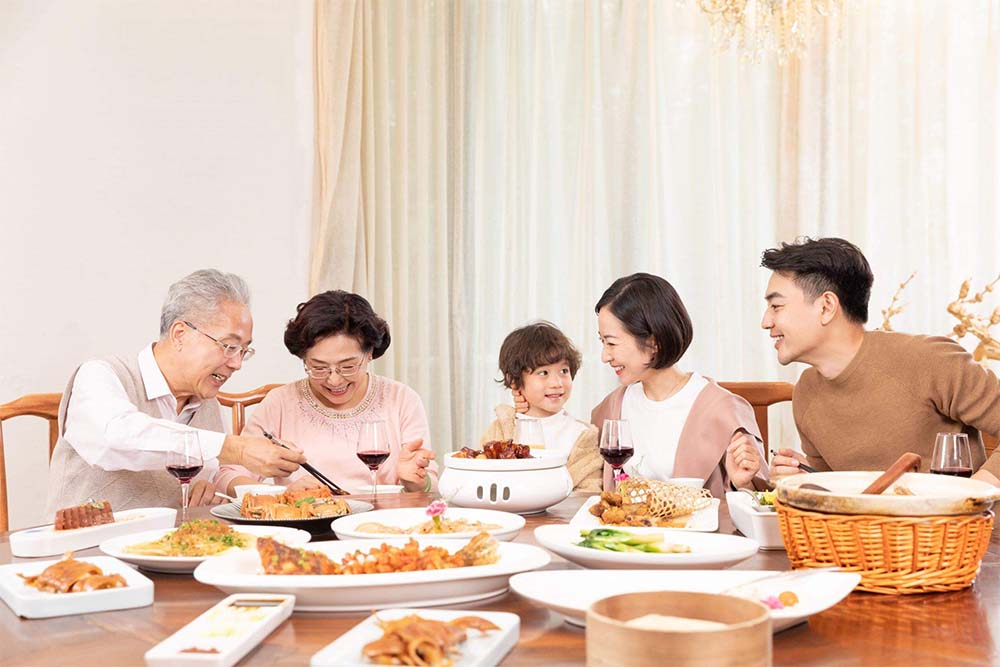 bàn ăn cao cấp là nơi cả gia đình đoàn tụ trong bữa cơm