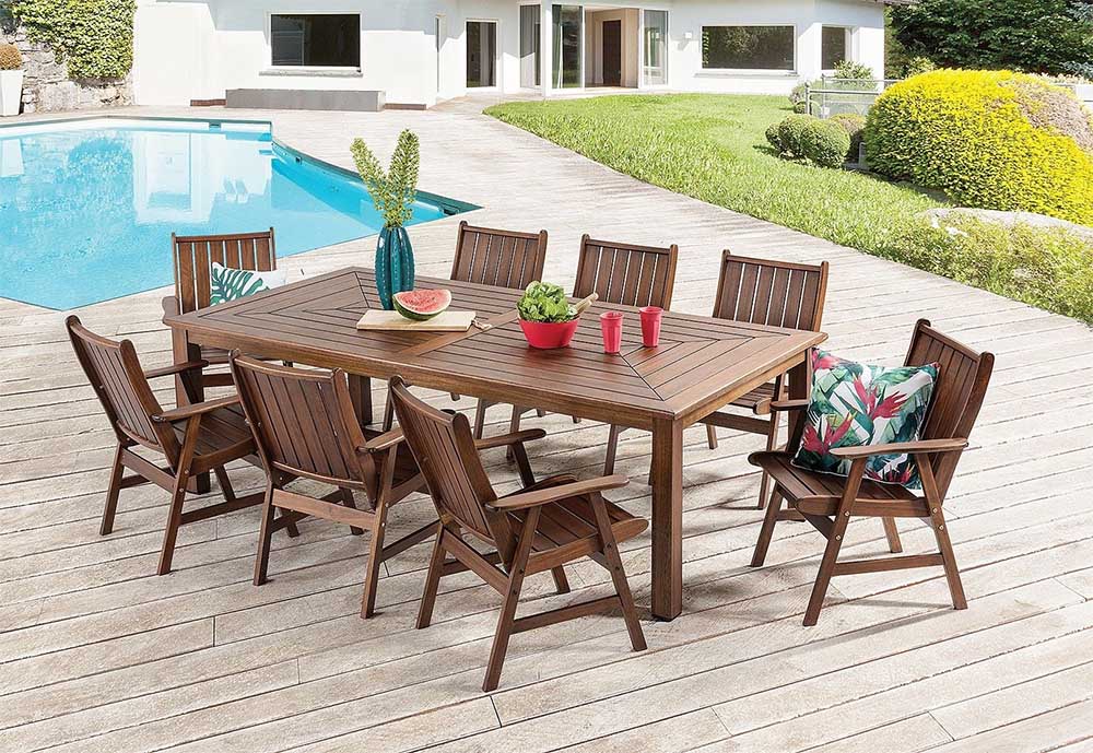 bàn ăn ngoài trời bộ 8 ghế làm bằng gỗ màu nâu đặt cạnh bể bơi