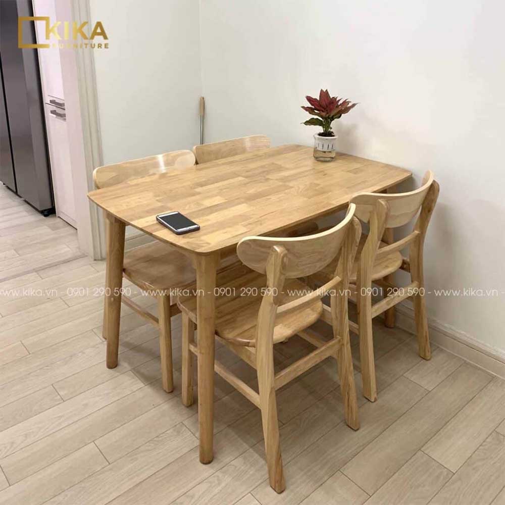 Bàn ăn gỗ cao su 4 ghế thiết kế nhỏ gọn phù hợp với không gian chung cư