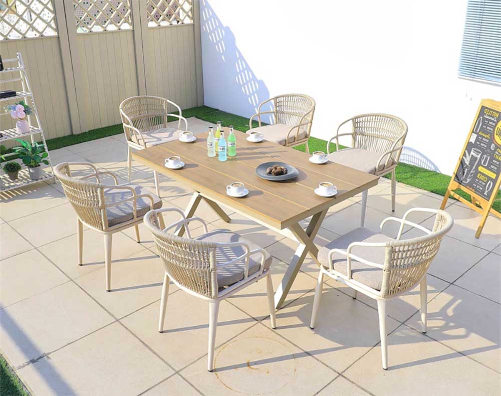 bàn ghế ăn mây tre đan với thiết kế đơn giản phù hợp với không gian sân vườn