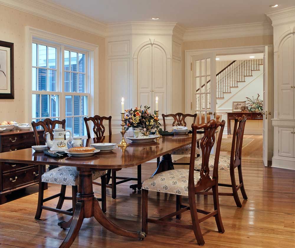 bộ bàn ăn làm bằng gỗ tự nhiên theo phong cách tân cổ điển, ghế có đệm vải