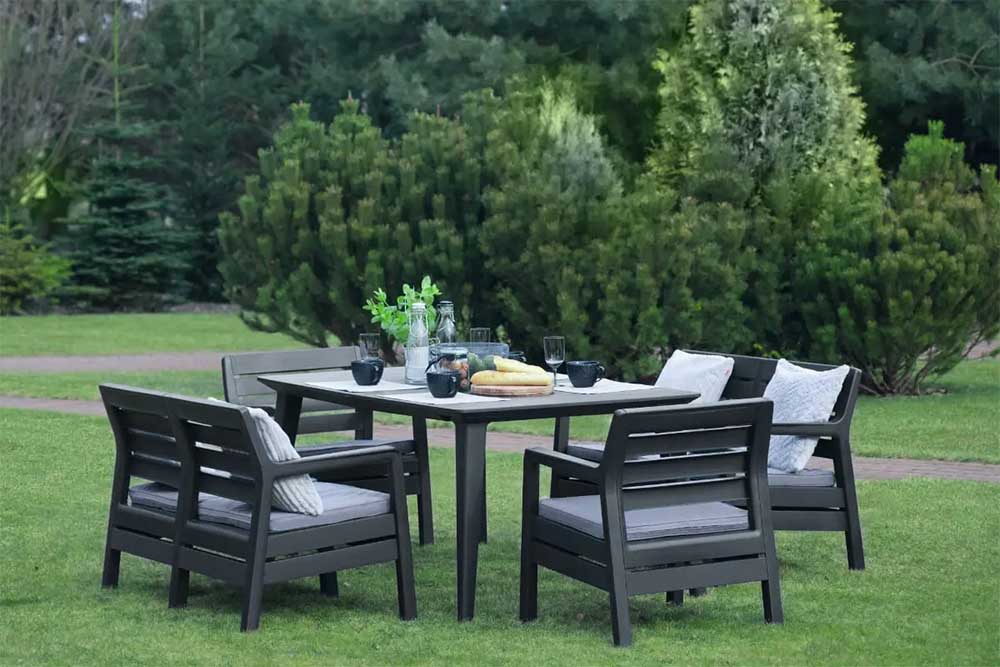 bộ bàn ăn màu đen có đệm ghế đặt tại sân vườn rất sang trọng