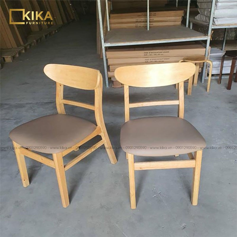 Ghế gỗ bàn ăn làm từ gỗ cao su có màu vàng tự nhiên của gỗ kết hợp đệm da êm ái