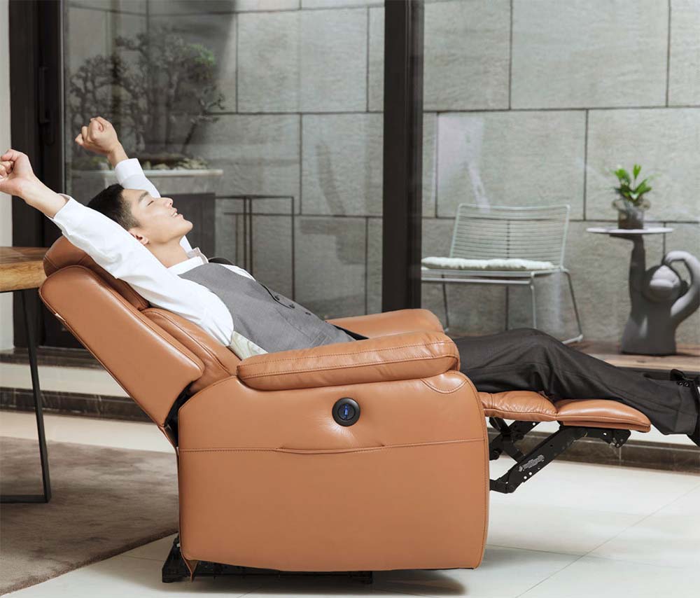 sofa thư giãn màu cam bọc da có chức năng chỉnh điện