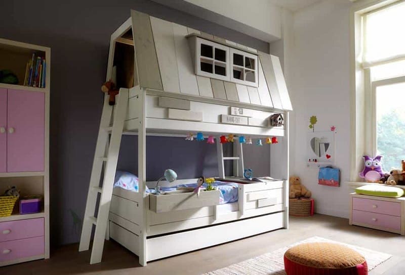 Giường ngủ trẻ em bằng nhựa thiết kế độc đáo. 