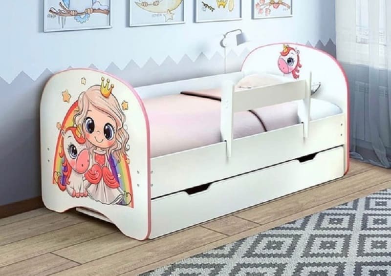 Giường ngủ trẻ em bằng nhựa hình công chúa. 